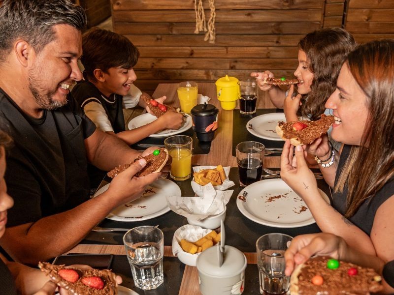 familia se divertindo no Mundo Animal