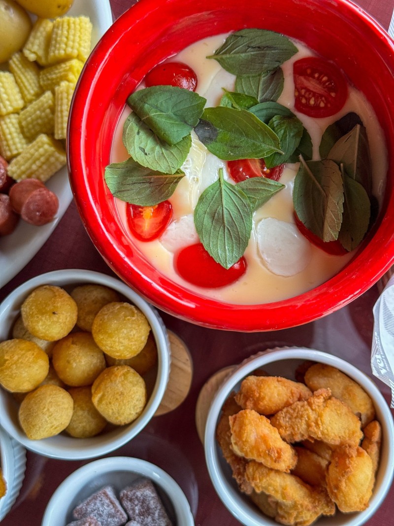 Fondue de queijo caprese