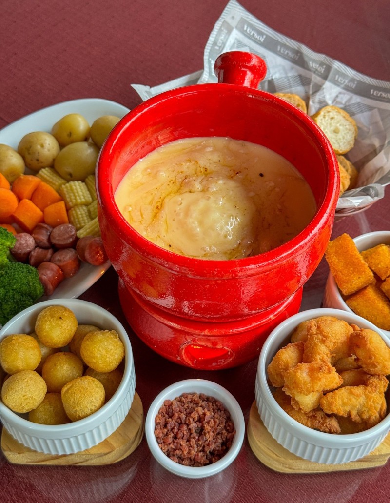 Fondue de queijo tipo grana gratinado