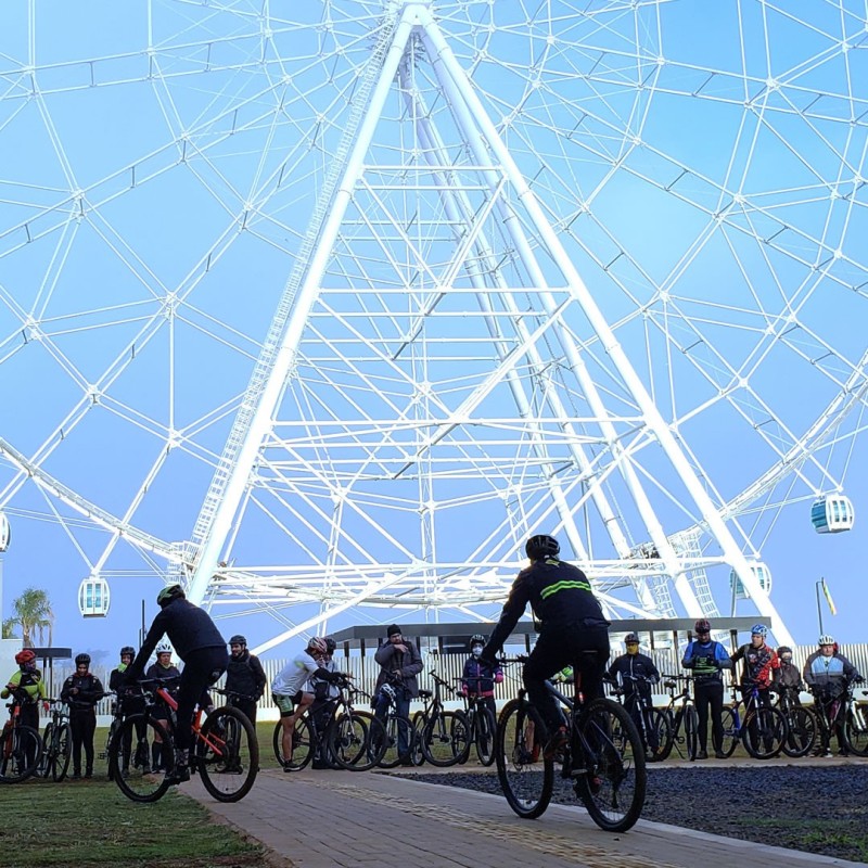 VÍDEO: Um piano de 400 kg, puxado por uma bicicleta, leva música às ruas de  Brasília, Distrito Federal